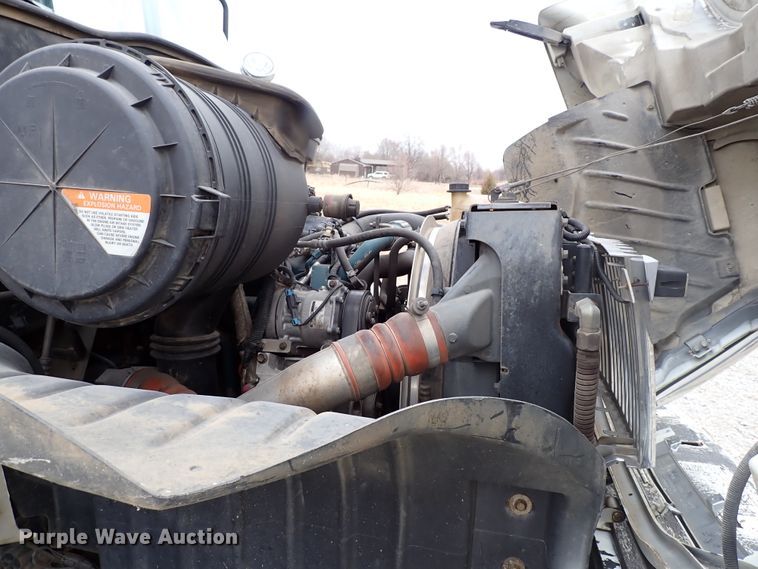 image for item JN9239 2007 International 4400  digger derrick truck