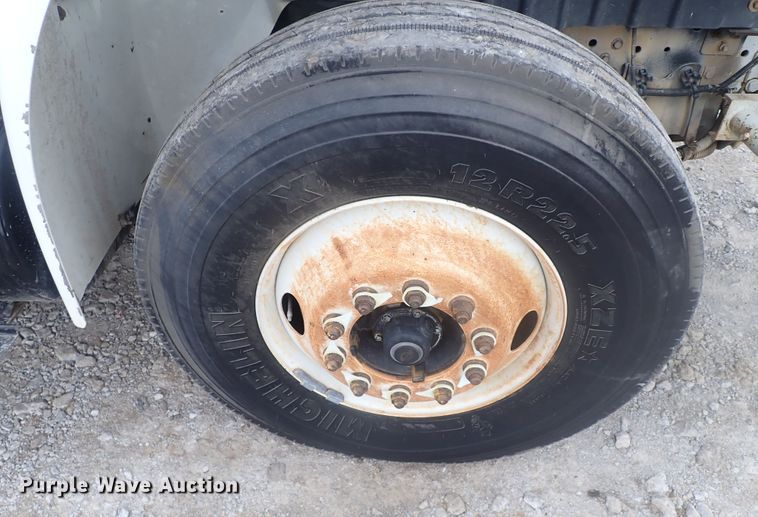 image for item JN9239 2007 International 4400  digger derrick truck