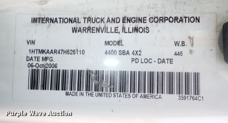 image for item JN9239 2007 International 4400  digger derrick truck