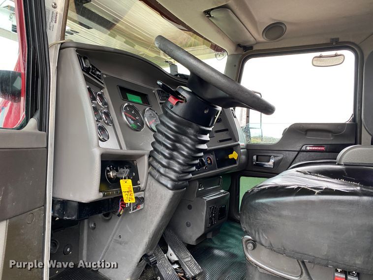 image for item JN9248 2013 Kenworth T370  car carrier truck