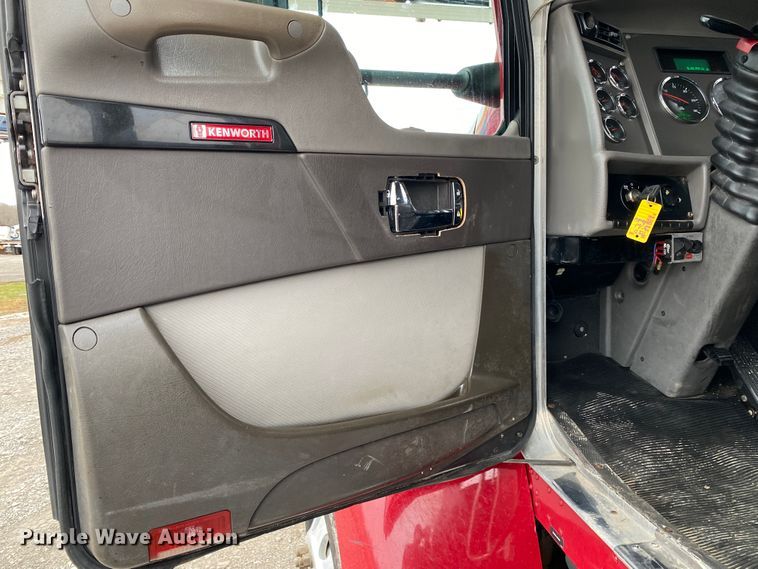 image for item JN9248 2013 Kenworth T370  car carrier truck