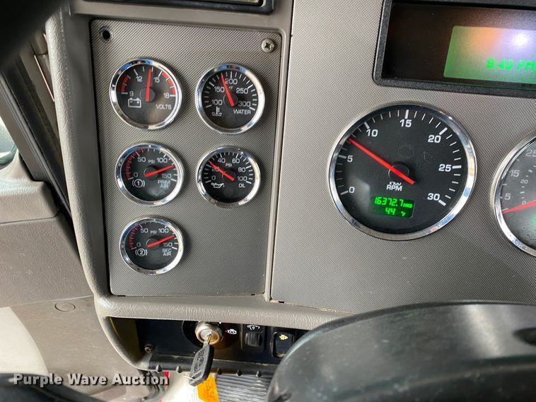 image for item JN9248 2013 Kenworth T370  car carrier truck