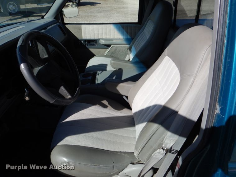 image for item LJ9825 1994 Chevrolet K1500  pickup truck