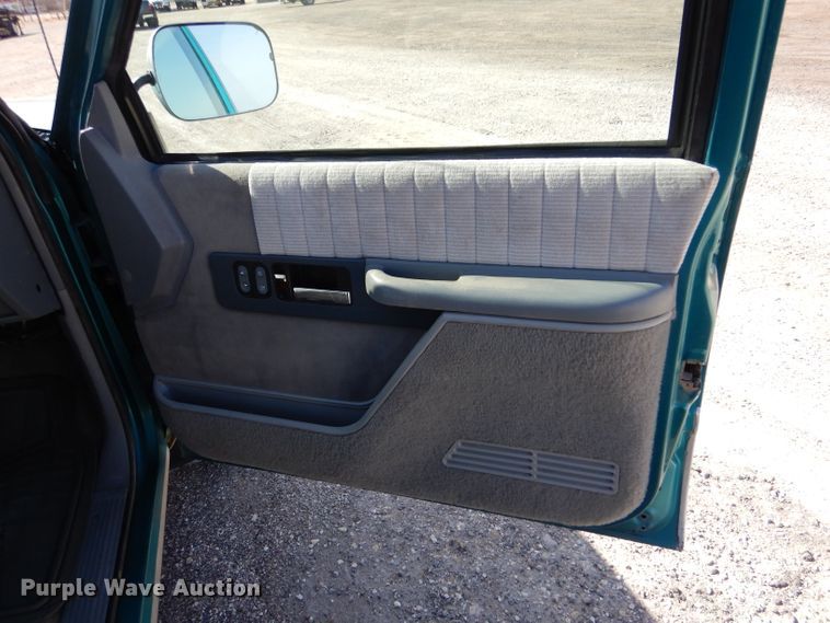 image for item LJ9825 1994 Chevrolet K1500  pickup truck