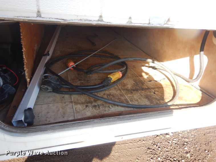 image for item MX9885 2006 Coachmen Capri  camper