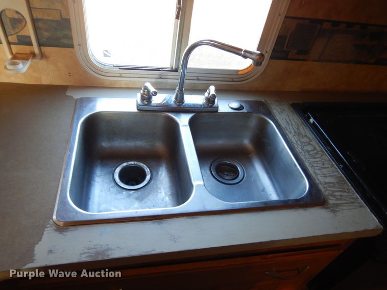 image for item MX9885 2006 Coachmen Capri  camper