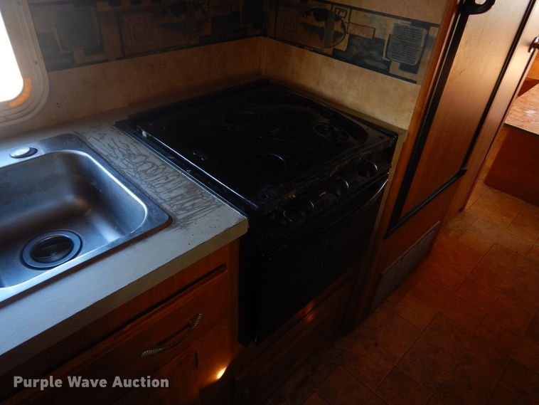 image for item MX9885 2006 Coachmen Capri  camper