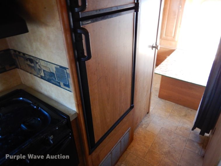 image for item MX9885 2006 Coachmen Capri  camper