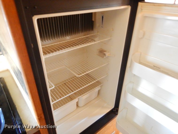 image for item MX9885 2006 Coachmen Capri  camper