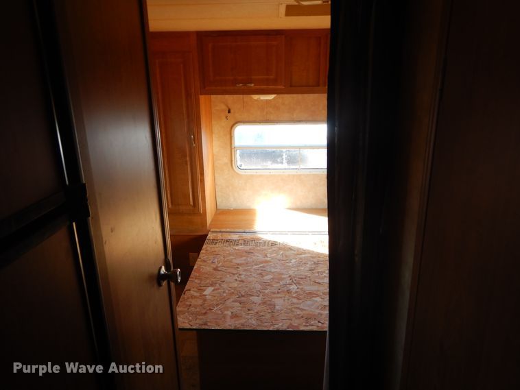 image for item MX9885 2006 Coachmen Capri  camper