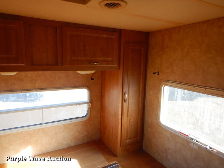 image for item MX9885 2006 Coachmen Capri  camper