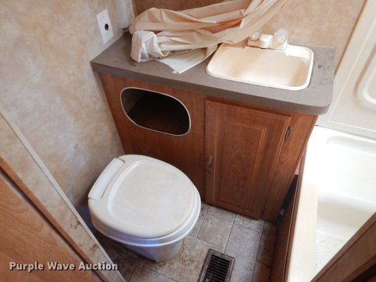 image for item MX9885 2006 Coachmen Capri  camper