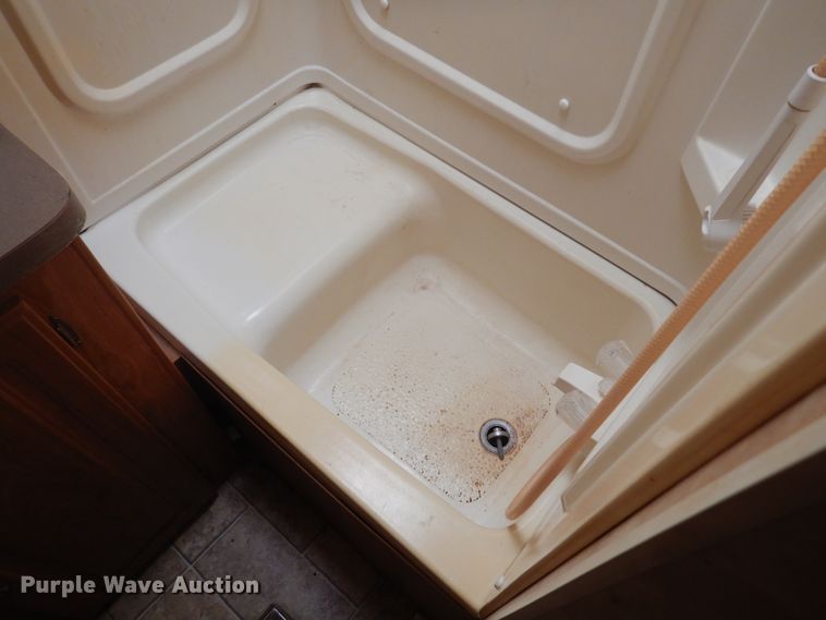 image for item MX9885 2006 Coachmen Capri  camper