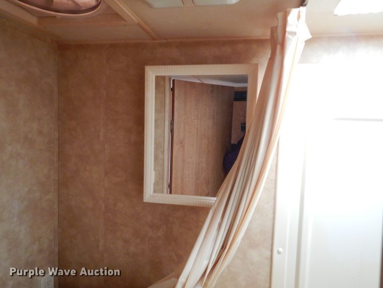 image for item MX9885 2006 Coachmen Capri  camper