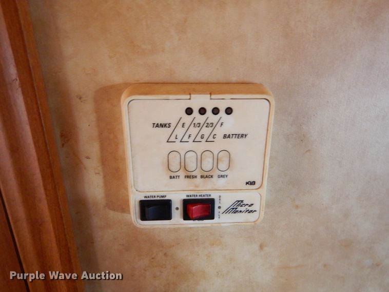 image for item MX9885 2006 Coachmen Capri  camper