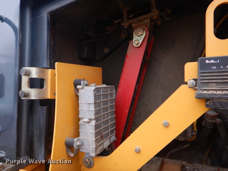 image for item DH8226 2004 John Deere 655C  track loader