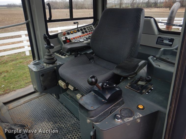 image for item DH8226 2004 John Deere 655C  track loader