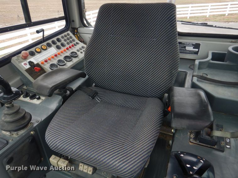 image for item DH8226 2004 John Deere 655C  track loader