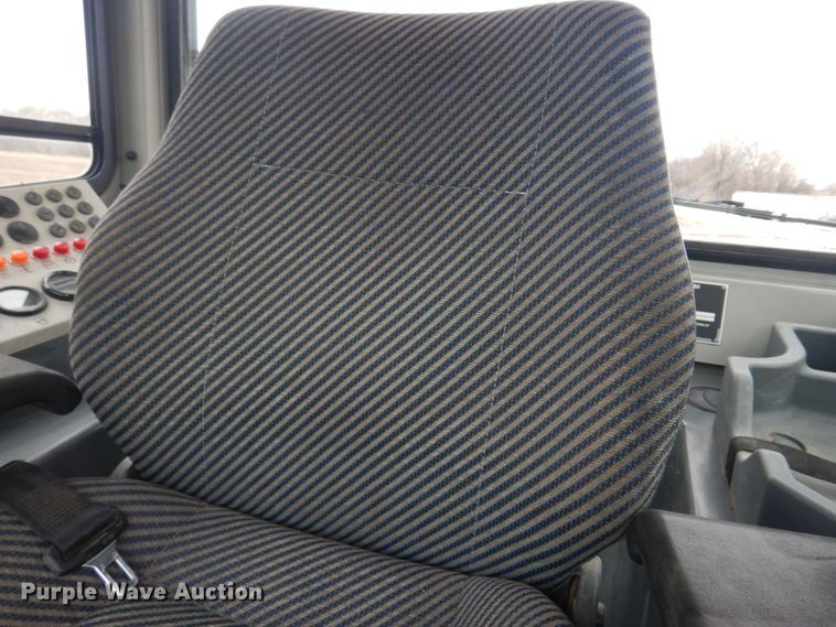 image for item DH8226 2004 John Deere 655C  track loader