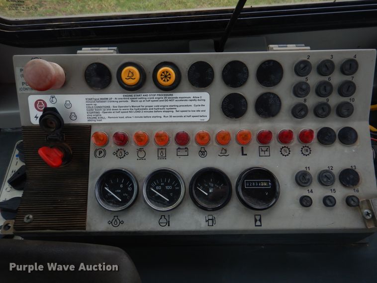 image for item DH8226 2004 John Deere 655C  track loader