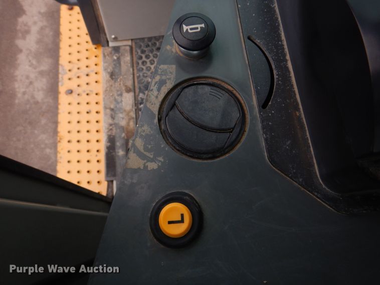 image for item DH8226 2004 John Deere 655C  track loader