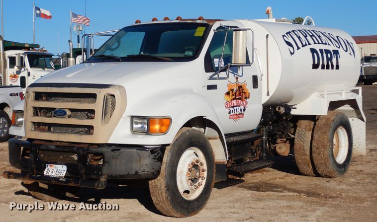 image for item DI8671 2004 Ford F750 Super Duty  water truck