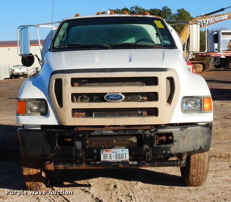 image for item DI8671 2004 Ford F750 Super Duty  water truck