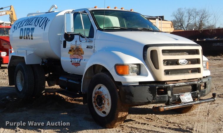 image for item DI8671 2004 Ford F750 Super Duty  water truck