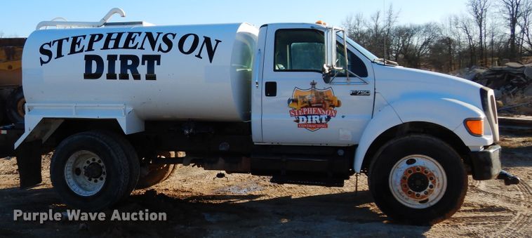 image for item DI8671 2004 Ford F750 Super Duty  water truck