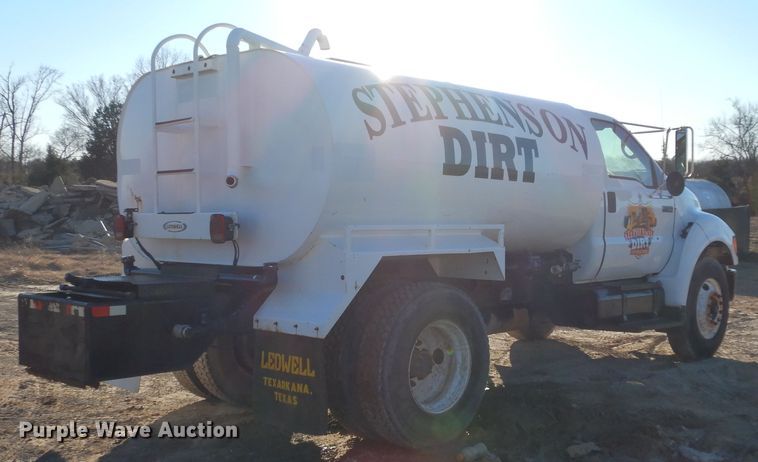 image for item DI8671 2004 Ford F750 Super Duty  water truck