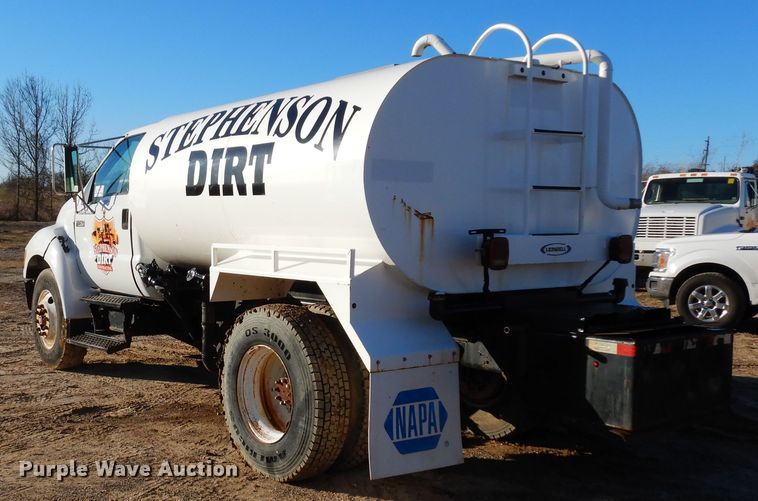 image for item DI8671 2004 Ford F750 Super Duty  water truck