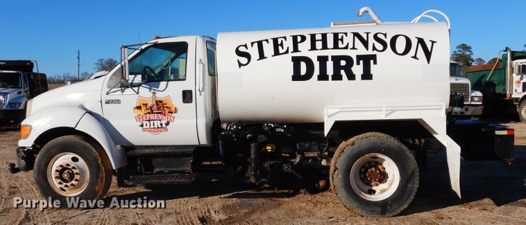 image for item DI8671 2004 Ford F750 Super Duty  water truck
