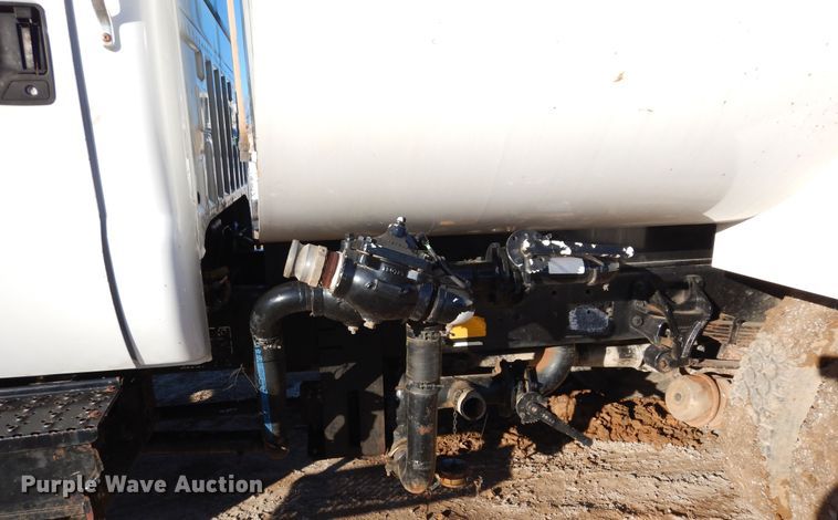 image for item DI8671 2004 Ford F750 Super Duty  water truck