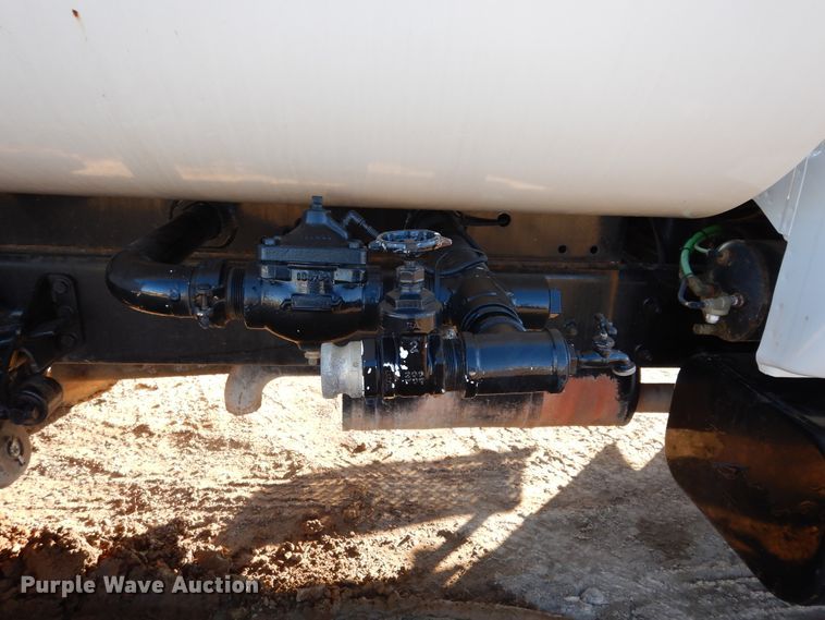 image for item DI8671 2004 Ford F750 Super Duty  water truck