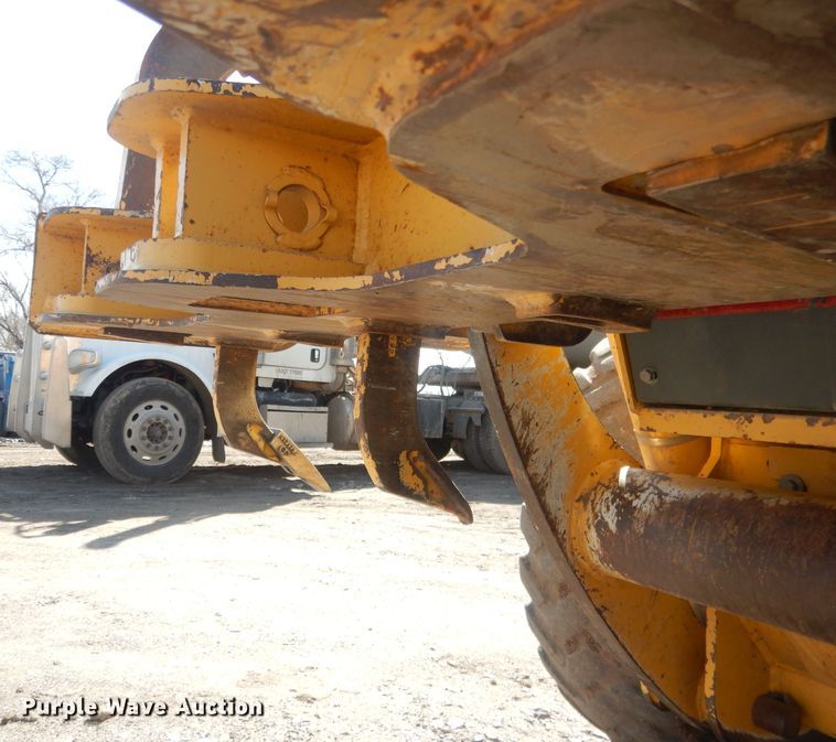 image for item DJ1277 2004 John Deere 772CH Series II  motor grader