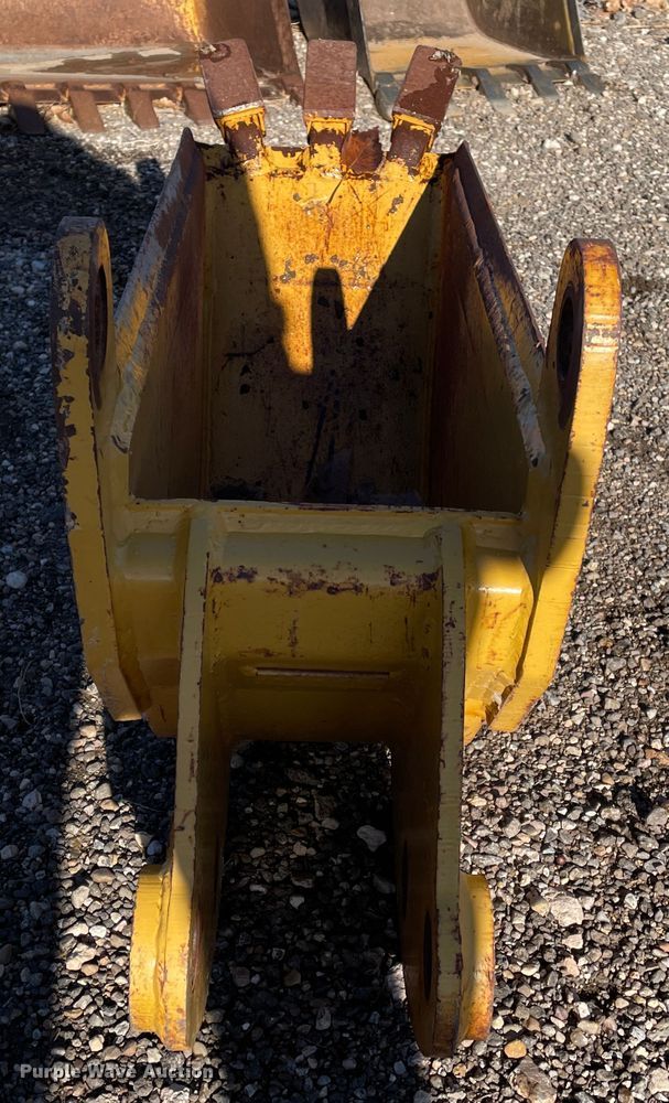 Case 12" W backhoe bucket in Amarillo, TX Item DJ5071 sold Purple Wave