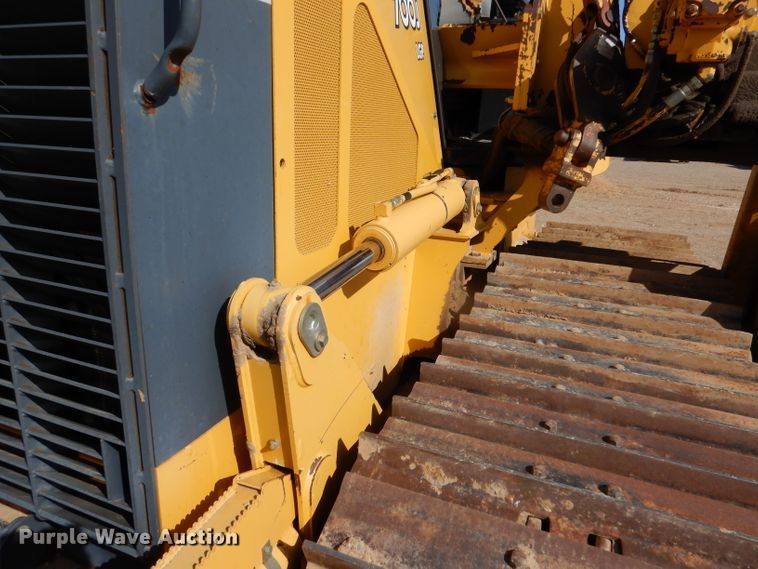 image for item DJ7593 2006 John Deere 700J LGP  pipelayer