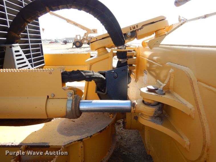 image for item DJ7593 2006 John Deere 700J LGP  pipelayer