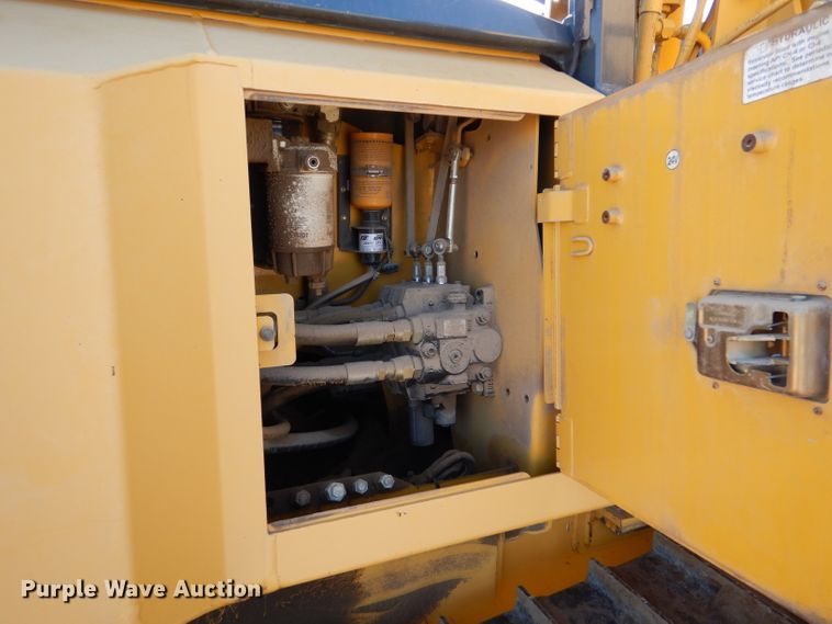 image for item DJ7593 2006 John Deere 700J LGP  pipelayer