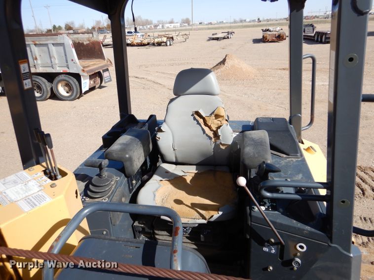 image for item DJ7593 2006 John Deere 700J LGP  pipelayer