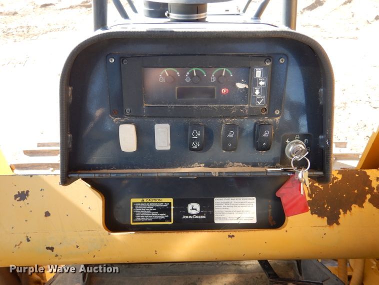 image for item DJ7593 2006 John Deere 700J LGP  pipelayer