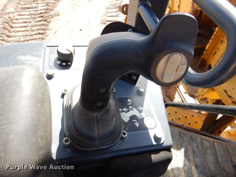 image for item DJ7593 2006 John Deere 700J LGP  pipelayer