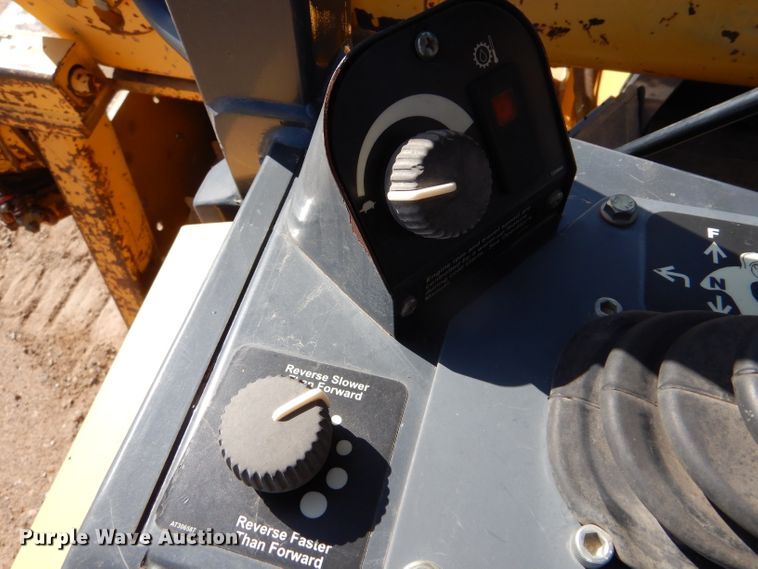 image for item DJ7593 2006 John Deere 700J LGP  pipelayer