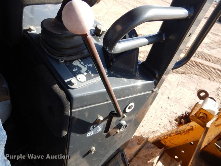 image for item DJ7593 2006 John Deere 700J LGP  pipelayer