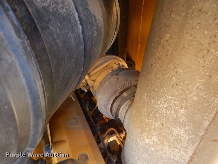 image for item DJ7593 2006 John Deere 700J LGP  pipelayer