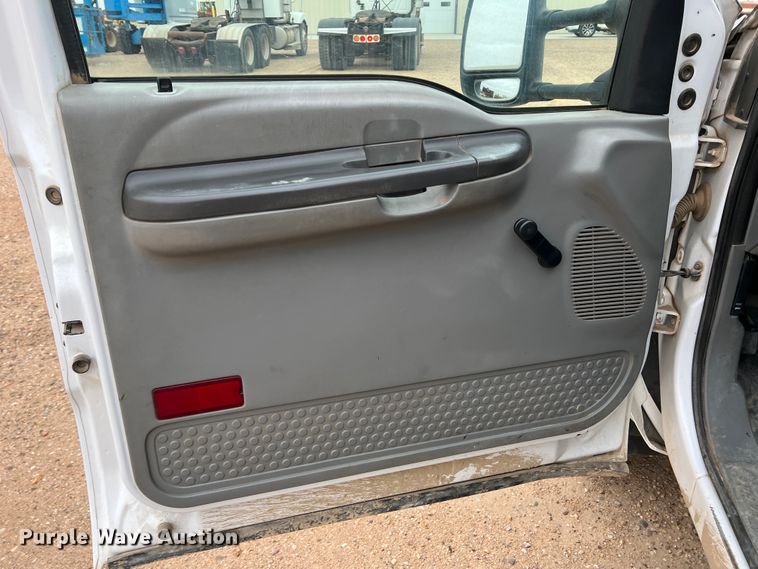 image for item DJ7618 2002 Ford F550 Super Duty  utility / service truck