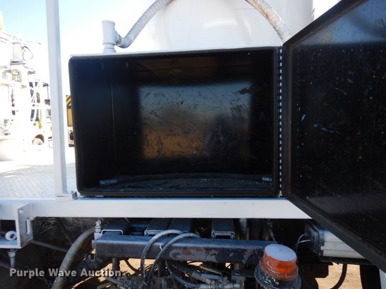 image for item DM5356 2001 Mack MR688S  paint striper truck