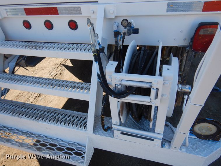 image for item DM5356 2001 Mack MR688S  paint striper truck