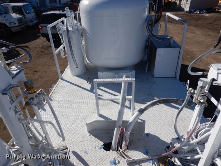 image for item DM5356 2001 Mack MR688S  paint striper truck