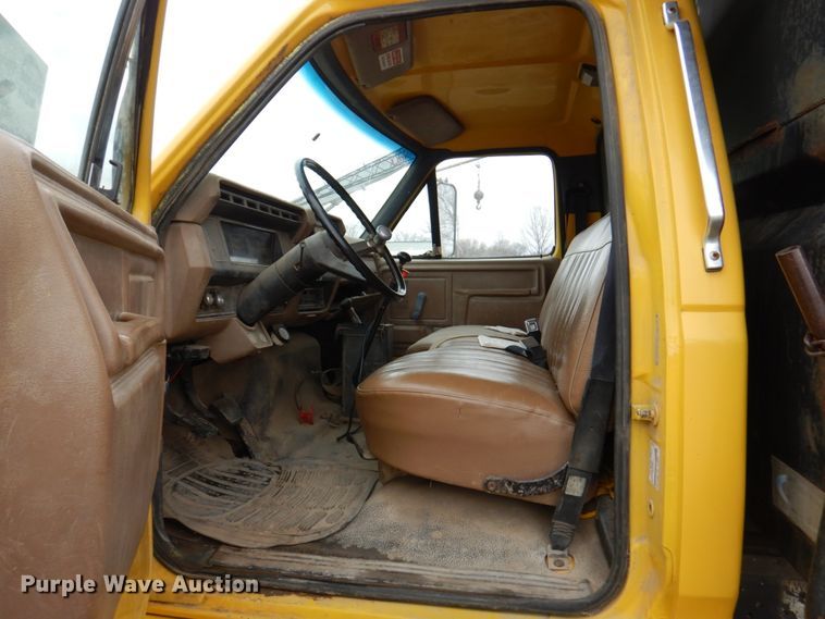 image for item DM6001 1993 Ford F700  dump truck